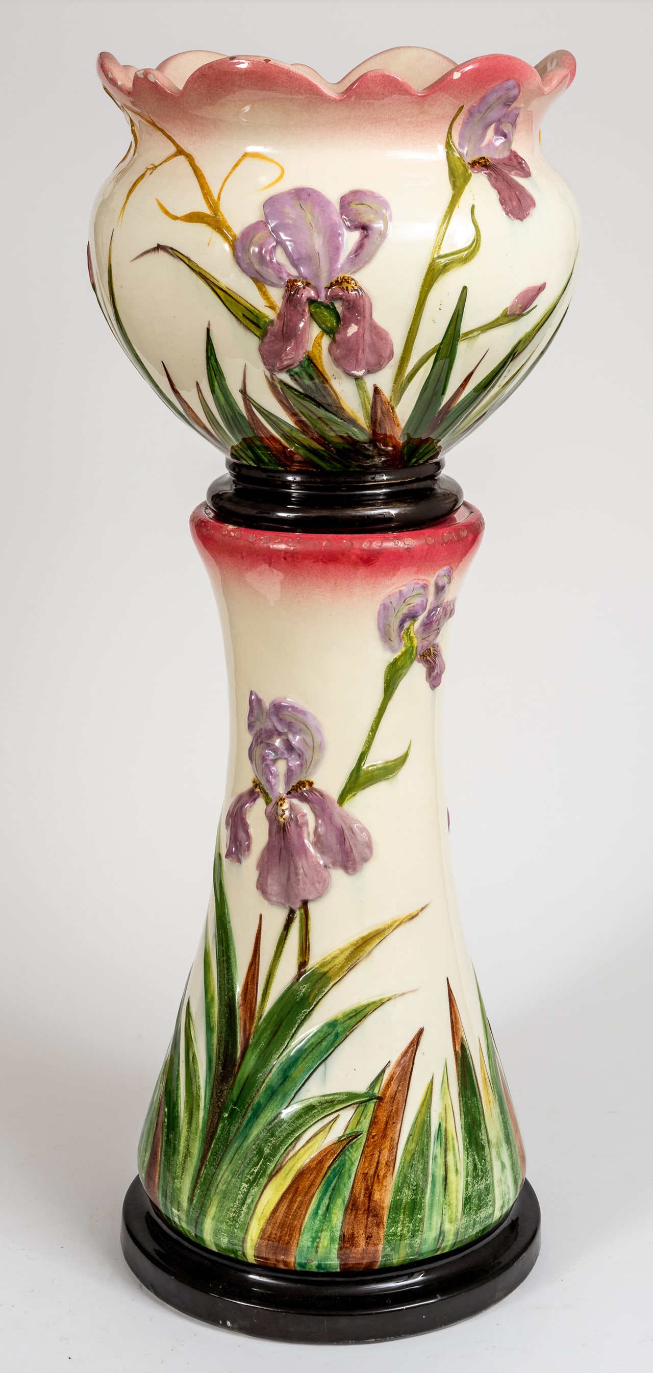 GROSSER CACHE-POT MIT SÄULE VON JEROME MASSIER FILS VALLAURIS: GROSSER CACHE-POT MIT SÄULE VON JEROME MASSIER FILS VALLAURIS Keramik farbig staffiert. signiert, um 1920, kleinere Bestossungen, Gesamthöhe: 95,5 cm LARGE CACHE POT WITH COLUMN BY JEROME MASSIER FI