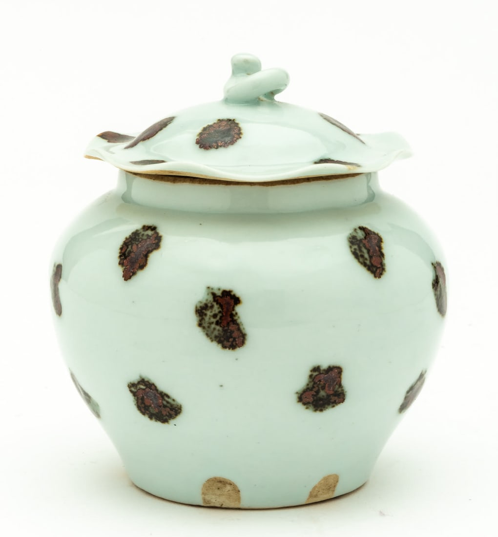 CHINESE LIDDED CERAMIC BOWL WITH BROWN SPOTS: probably 19th c. in the style of Yuan dynasty H: 12cm, D: 10cm