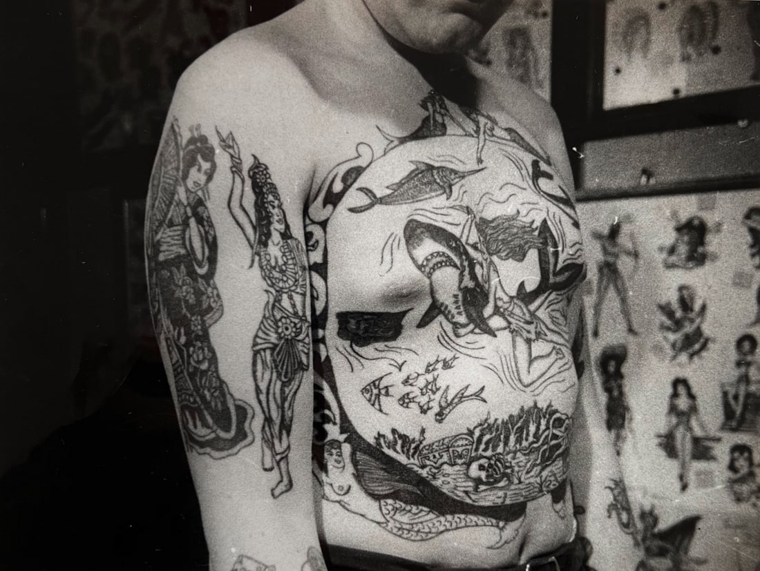 Les Skuse (1912-1973), Bristol Tattoo Club B.T.C.: Photograph of some tattooed body from Les Skuse in his shop, Bristol Tattoo Club B.T.C., 1960s, Bristol, Terry Heal by Les Skuse, Pathe Film Co. 15.8x21cm