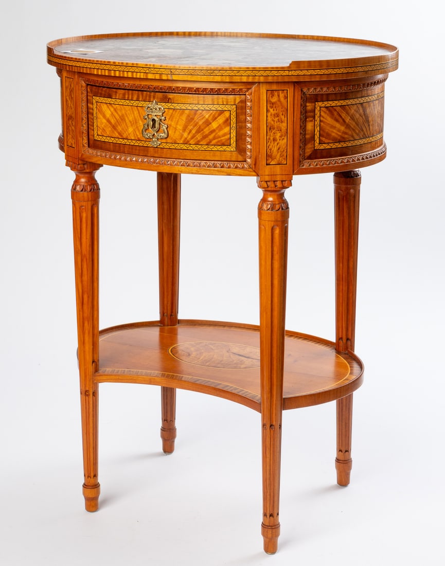 GUERIDON WITH MARBLE TOP, LOUIS XVI STYLE, IN THE TYPE OF CHRISTOPH HOPFENGÄRTNER: Bern, manufactured by Heinz Müller, 20th c. 73 x 54 x 44 cm Heinz Müller was an ébéniste based in Bern who was the last to represent Bern furniture art of the