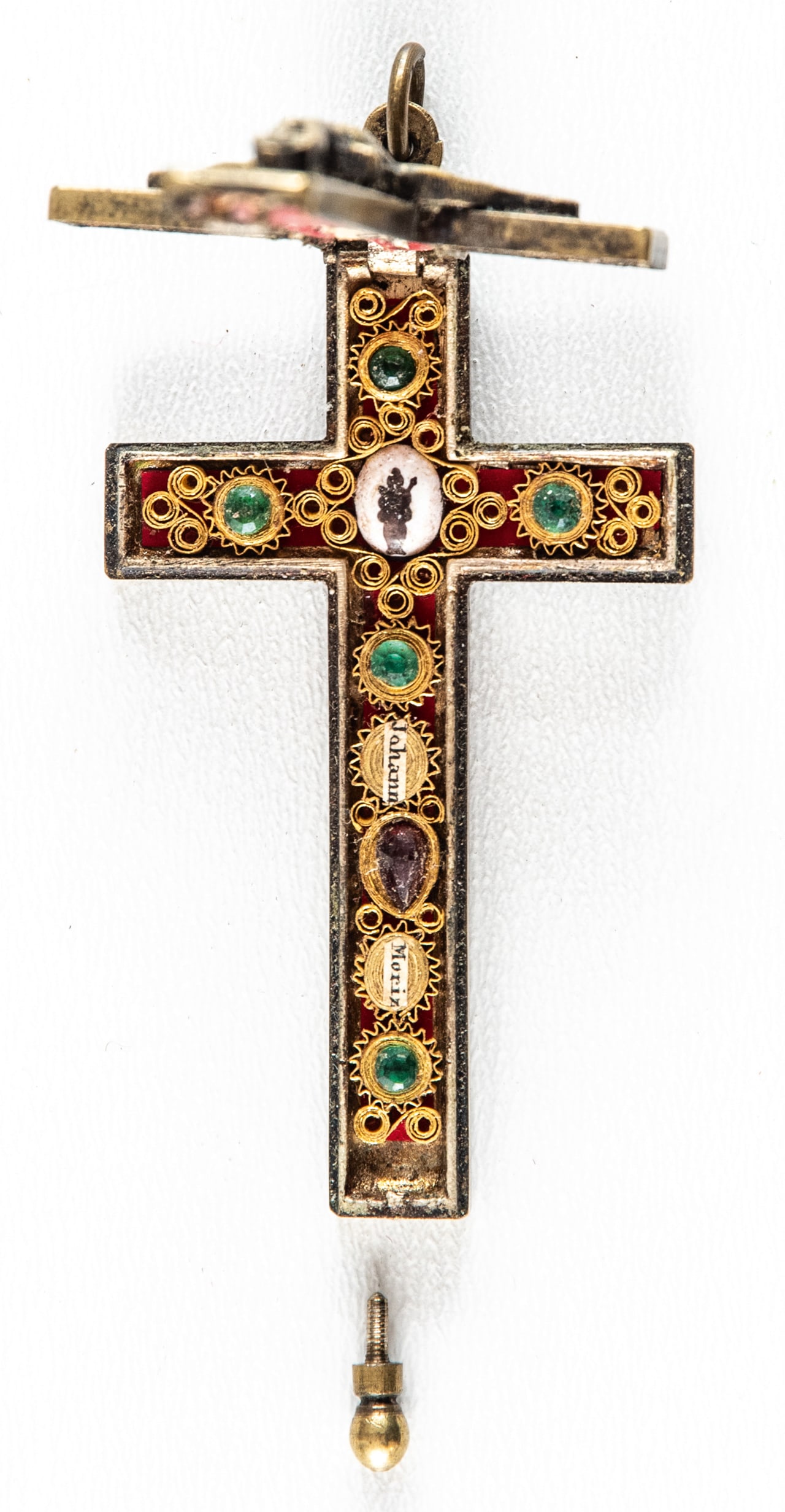 CROSS WITH RELICS: Metal, hinged compartment with relics, circa 1900 H: 7.5 cm