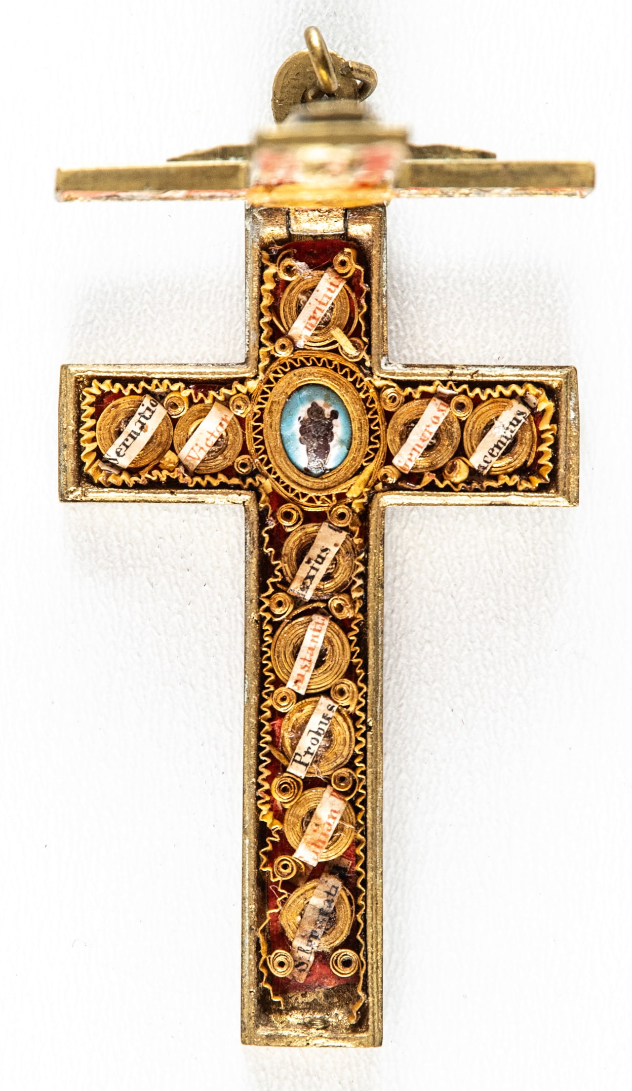 CROSS WITH RELICS: Metal, hinged compartment with relics, decorated with relics on both sides, circa 1900 H: 7.5 cm