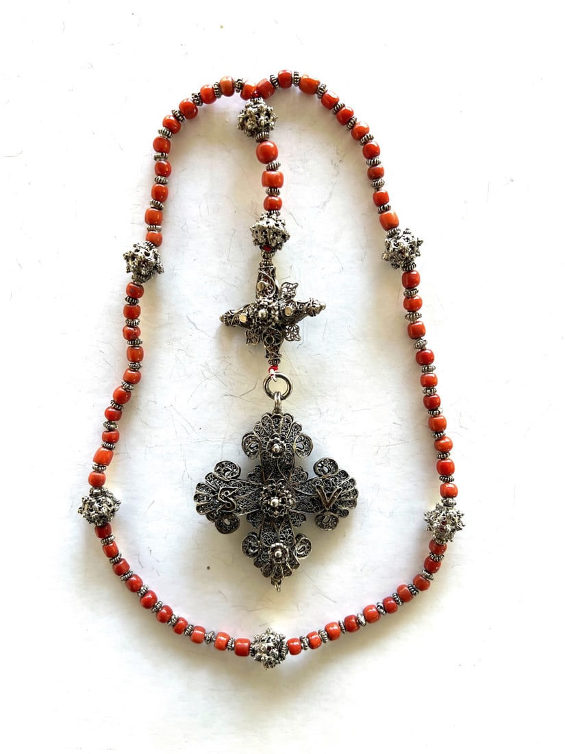 BEAUTIFUL BIEDERMEIER ROSARY: Silver, coral beads, 19th c. L: 39 cm