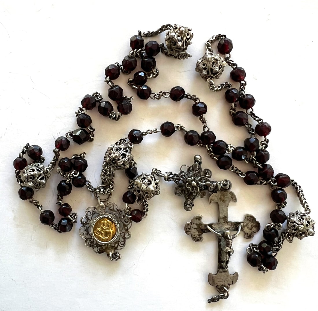 FILIGREE ROSARY: Silver-plated metal, garnet-colored pearls, 19th c. L: 64 cm
