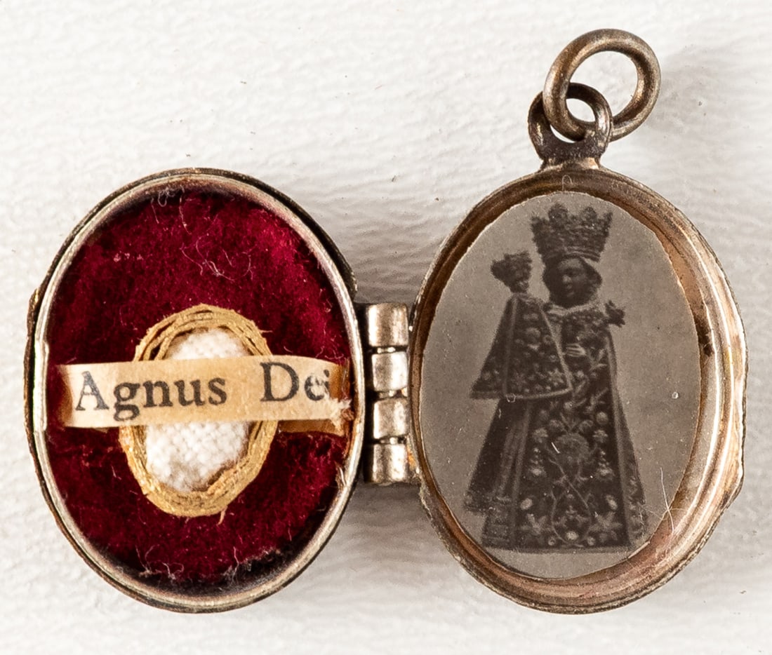 PENDANT WITH AGNUS DEI RELIC: Silver-plated metal, with a relic inside, probably around 1900 1.7 x 1.4 x 0.5 cm