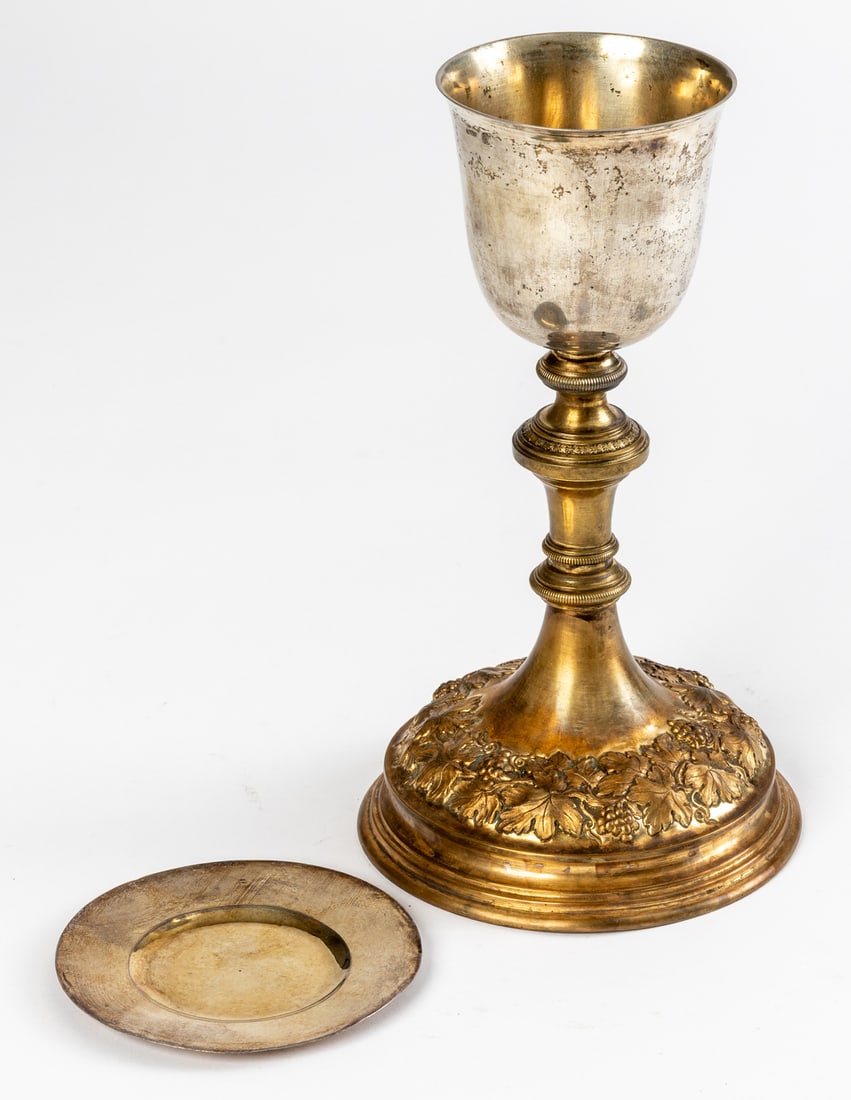 CHALICE WITH PATEN: Brass, cuppa and paten: silver, probably 19th century. H: 26 cm, total weight: 377 g
