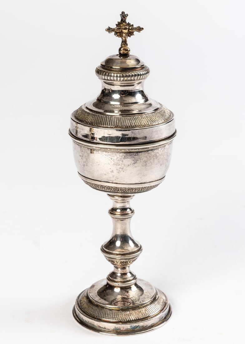 SILVER-PLATED CIBORIUM: Silver-plated metal, gold-plated interior, probably around 1900 H: 19 cm
