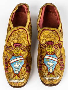 SHOES OF CARDINAL EUGENIO PACELLI: Silk damask, embroidered, leather sole, very good condition.    L: 30 cm        The nailed calfskin shoes (heel with cross nails) are lined with rose-colored silk on the inside and gold brocad