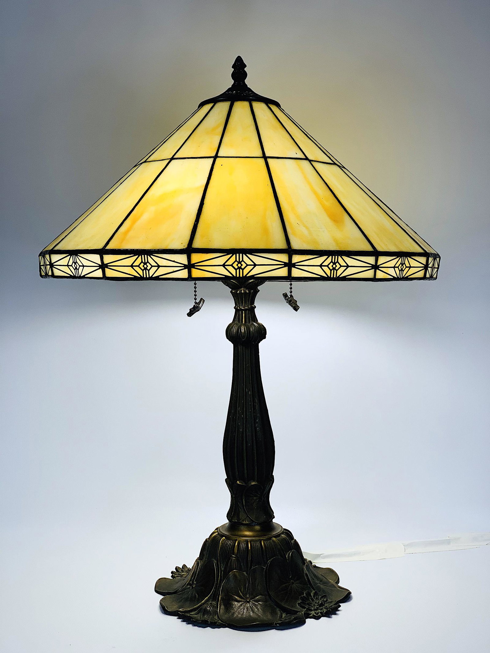 Beautiful Tiffany Style Table Lamp: Beautiful Tiffany Style Table Lamp, Late 20th Century, an exact reproduction of a Victorian Tiffany lamp. Beautiful piece, with two independent bulbs, which produces an effect with opaline crystals th