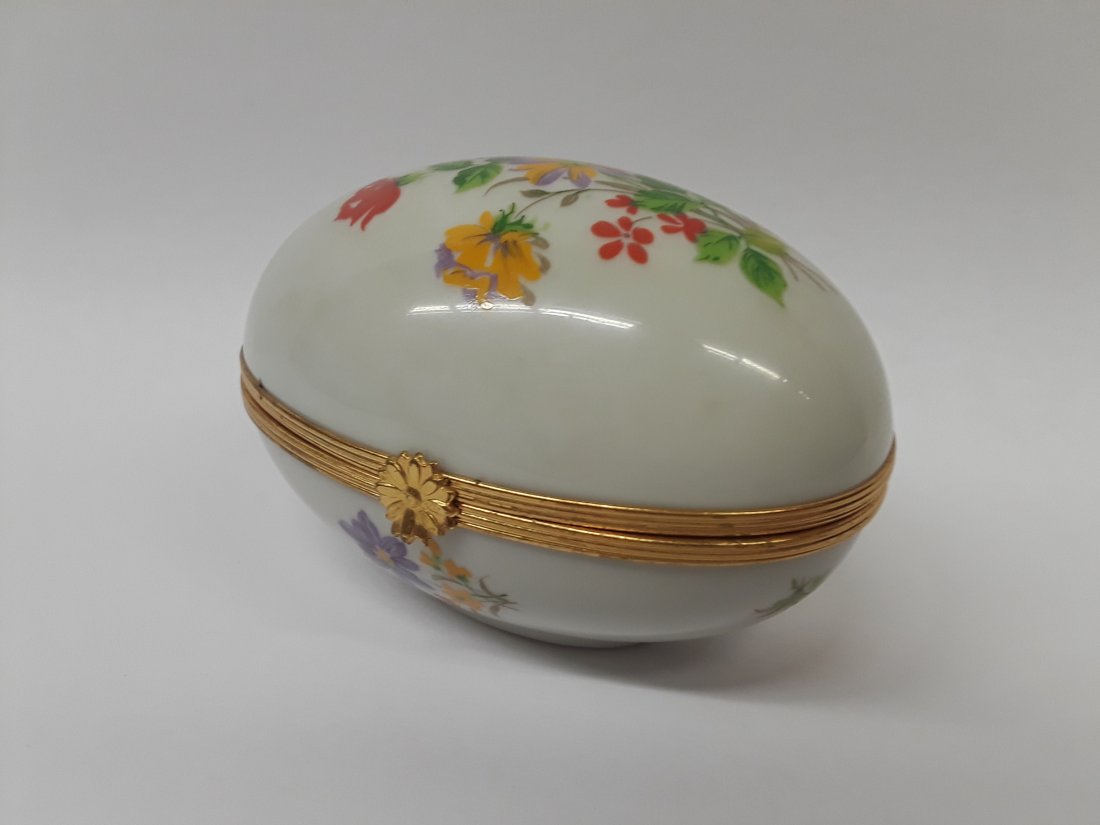 Beautiful Limoges Porcelain Egg Trinket Box: Beautiful Limoges Porcelain Egg Trinket Box, Signed, Limoges France, Great Condition