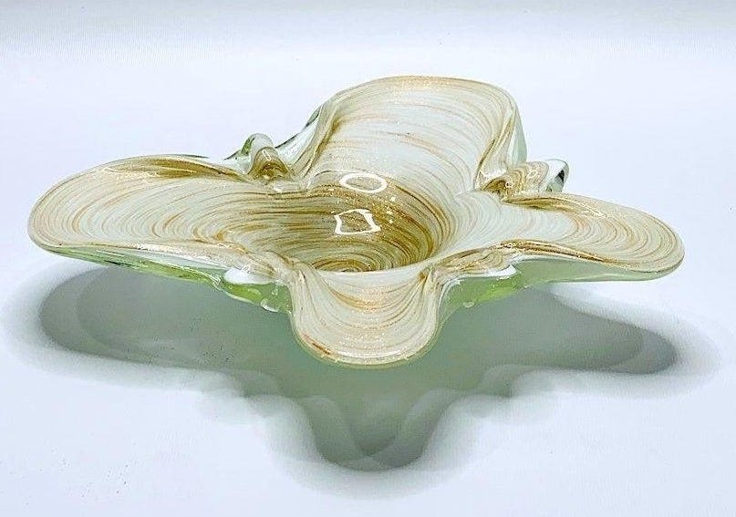 Vintage. BEAUTIFUL MURANO ART GLASS, Ashtray.: Vintage. BEAUTIFUL MURANO ART GLASS, Ashtray, details 24k, in Butterfly-shaped, 2" H x 10.75" W (in). Made in Italy