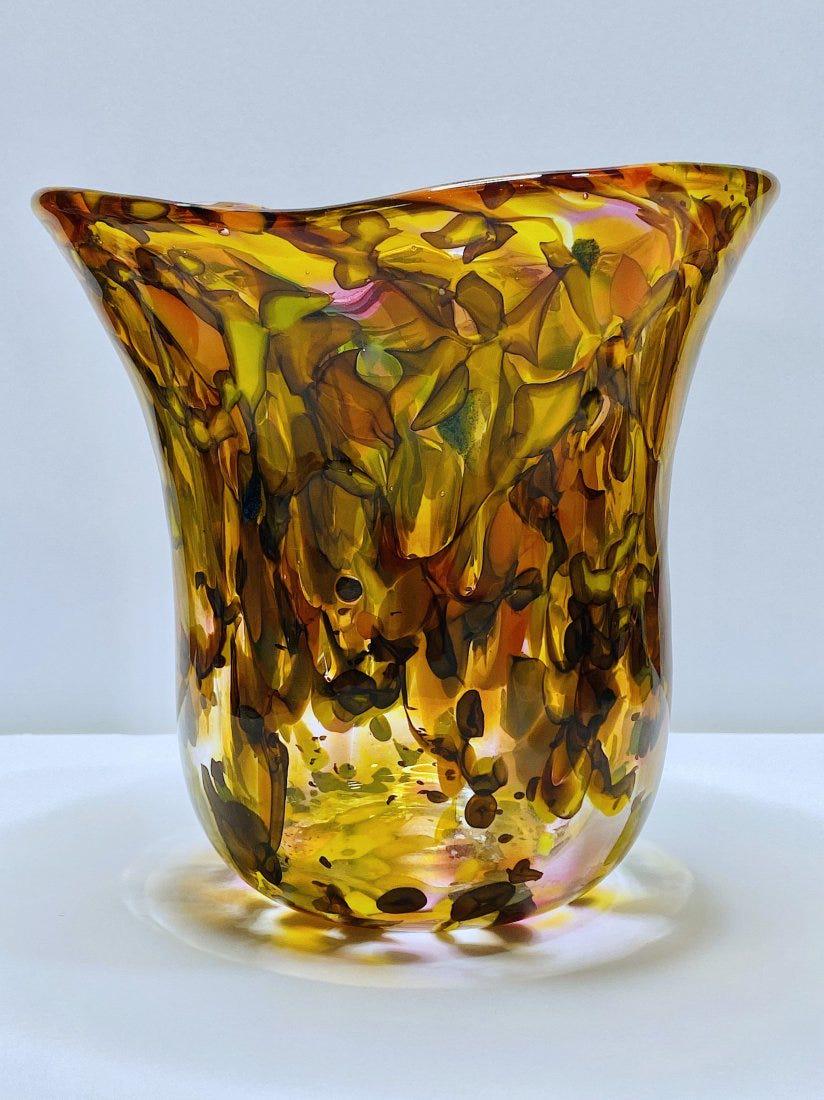 VINTAGE. BEAUTIFUL MURANO ART GLASS VASE: VINTAGE. BEAUTIFUL MURANO ART GLASS VASE, Size: 7" H (inches). Made in Italy.