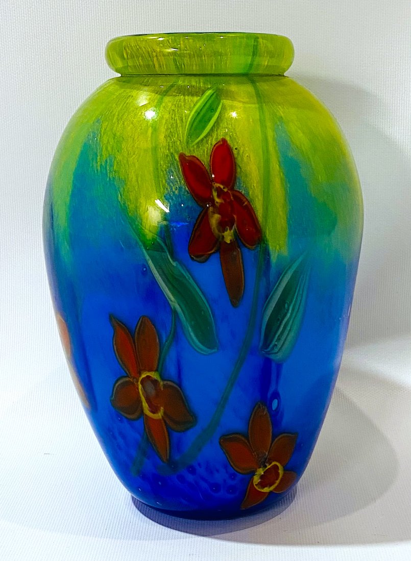 VINTAGE MURANO ART GLASS VASE: VINTAGE MURANO ART GLASS VASE: With inset millefiori decoration, Made in Italy. 9" tall (in).