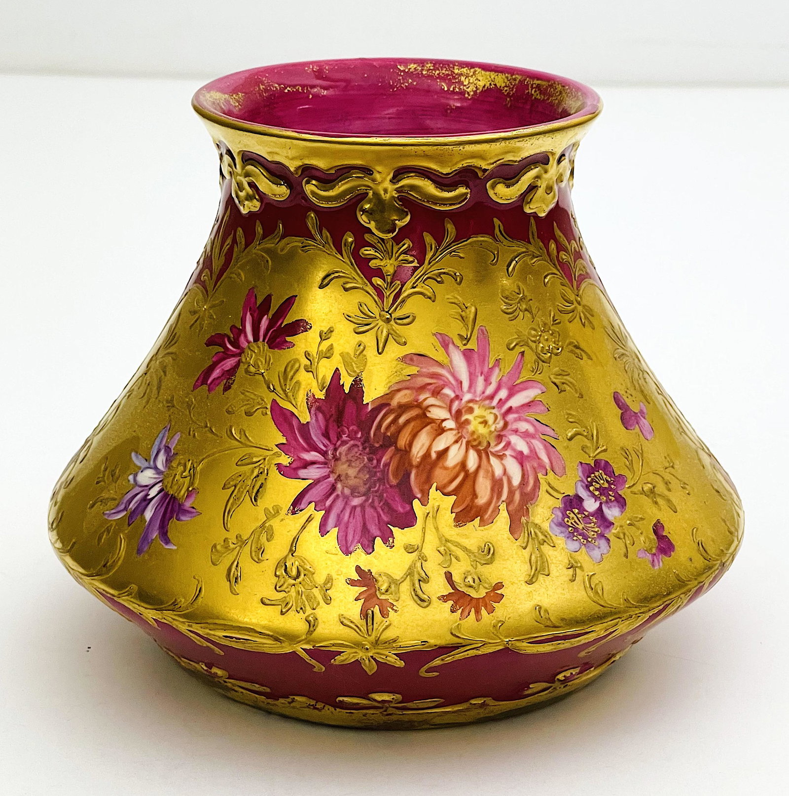 19th Century Royal Bonn Vase: 19th Century Royal Bonn Vase With floral details, hand painted, 24k gold leaf. Royal Bonn markings below. 5.50 "H x 6.50" W (in).