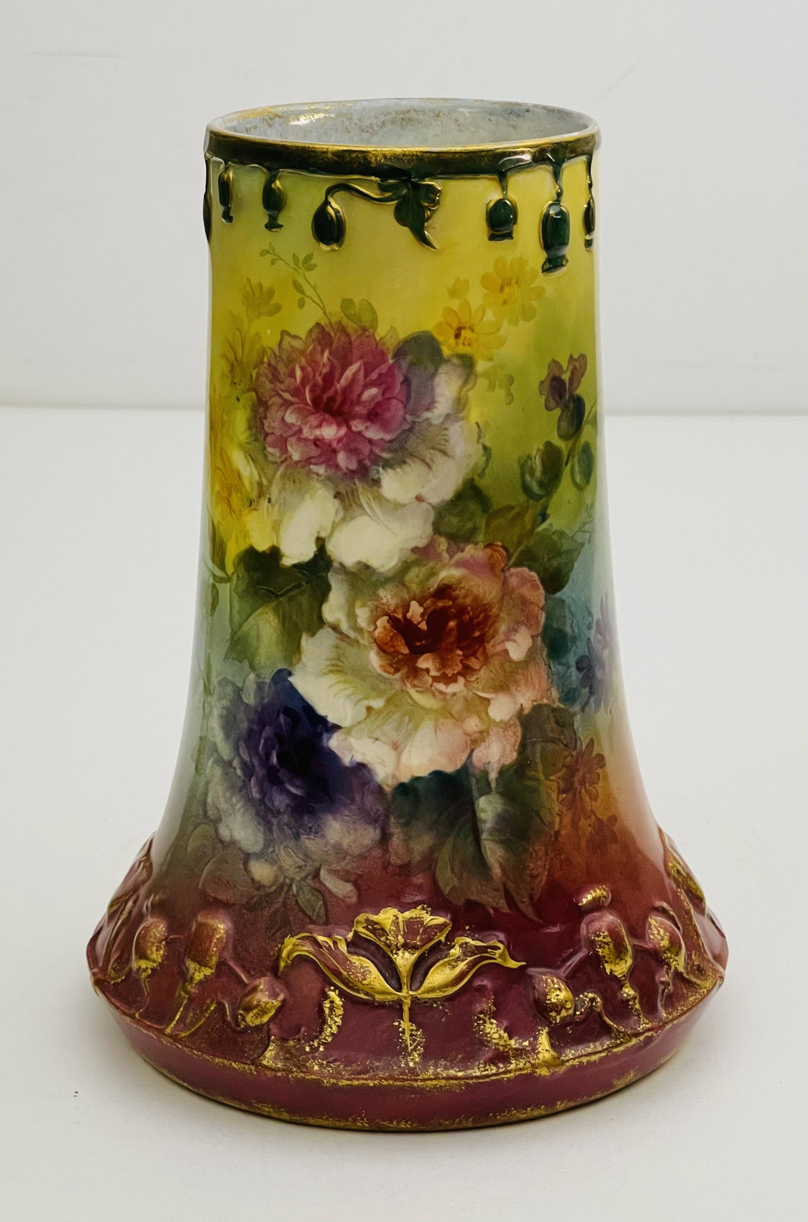 19th Century Royal Bonn Vase: 19th Century Royal Bonn Vase With floral detail, hand painted. Royal Bonn markings below. 9 "H x 6.25" W (in).