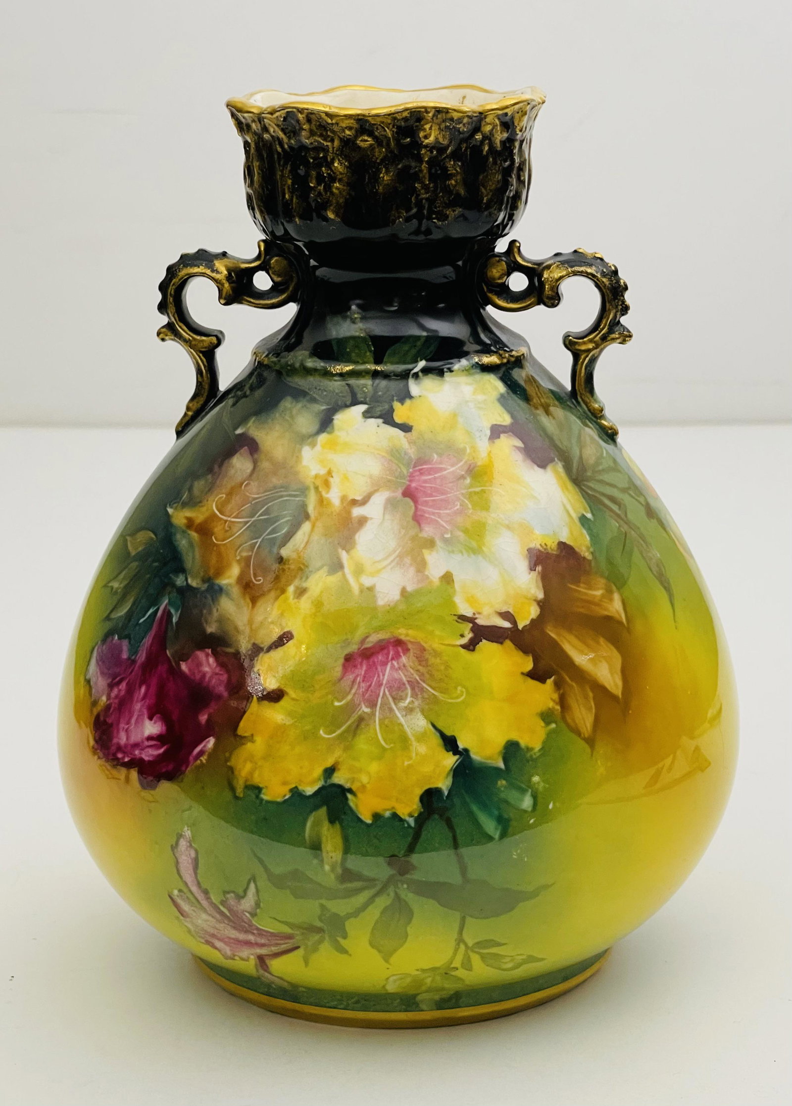 19th Century Royal Bonn Vase: 19th Century Royal Bonn Vase With floral detail, hand painted. Royal Bonn markings below. 9 "H x 6.75" W (in).