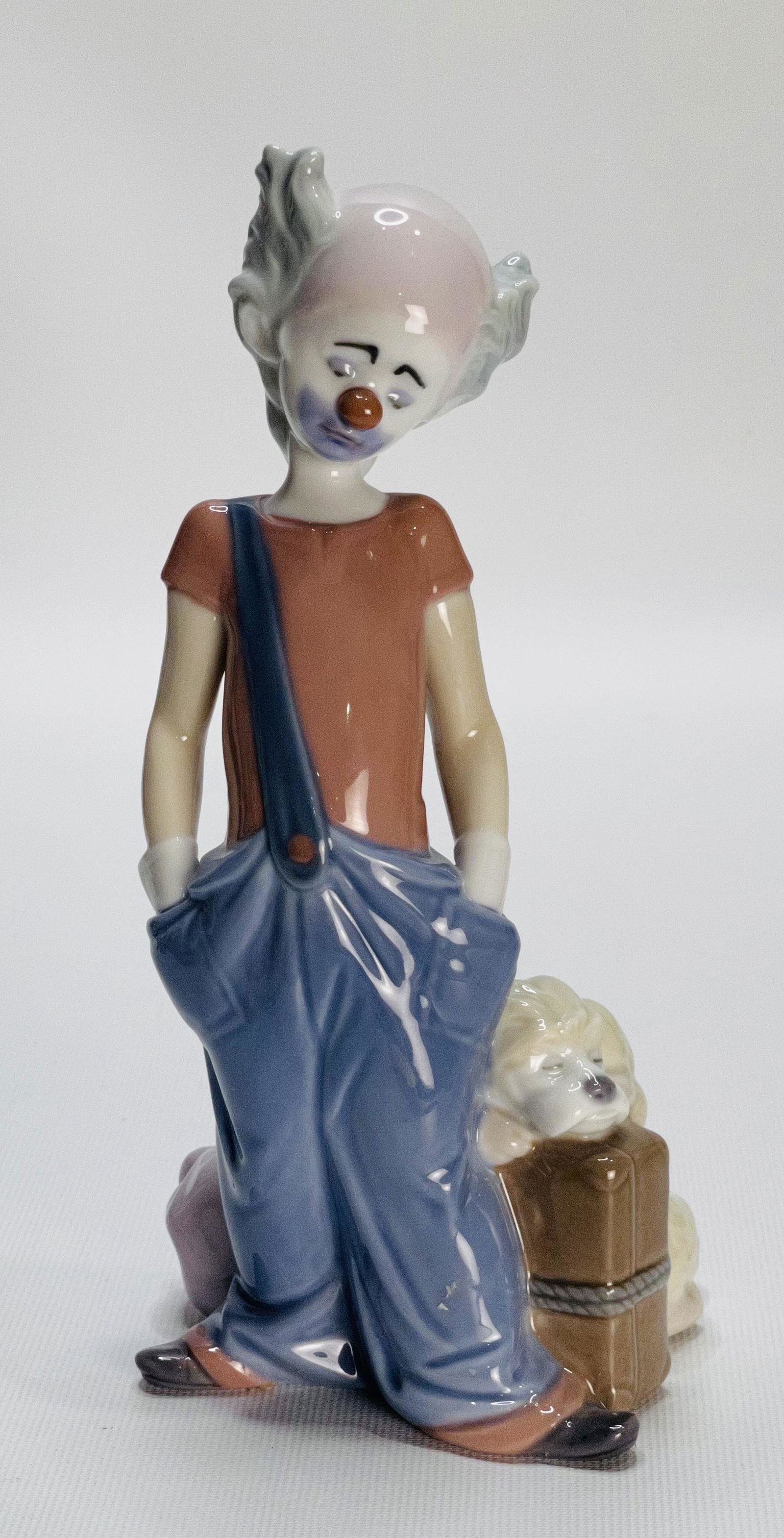 Porcelain figurine Lladro 6245 Clown with suitcase and puppy.: Lladro porcelain figurine, from the Society Event Figurine, porcelain with gloss finish. It represents a Clown with a suitcase and a puppy. Series 6245. Sculptor: Juan Huerta. Measurements: 8" tall x