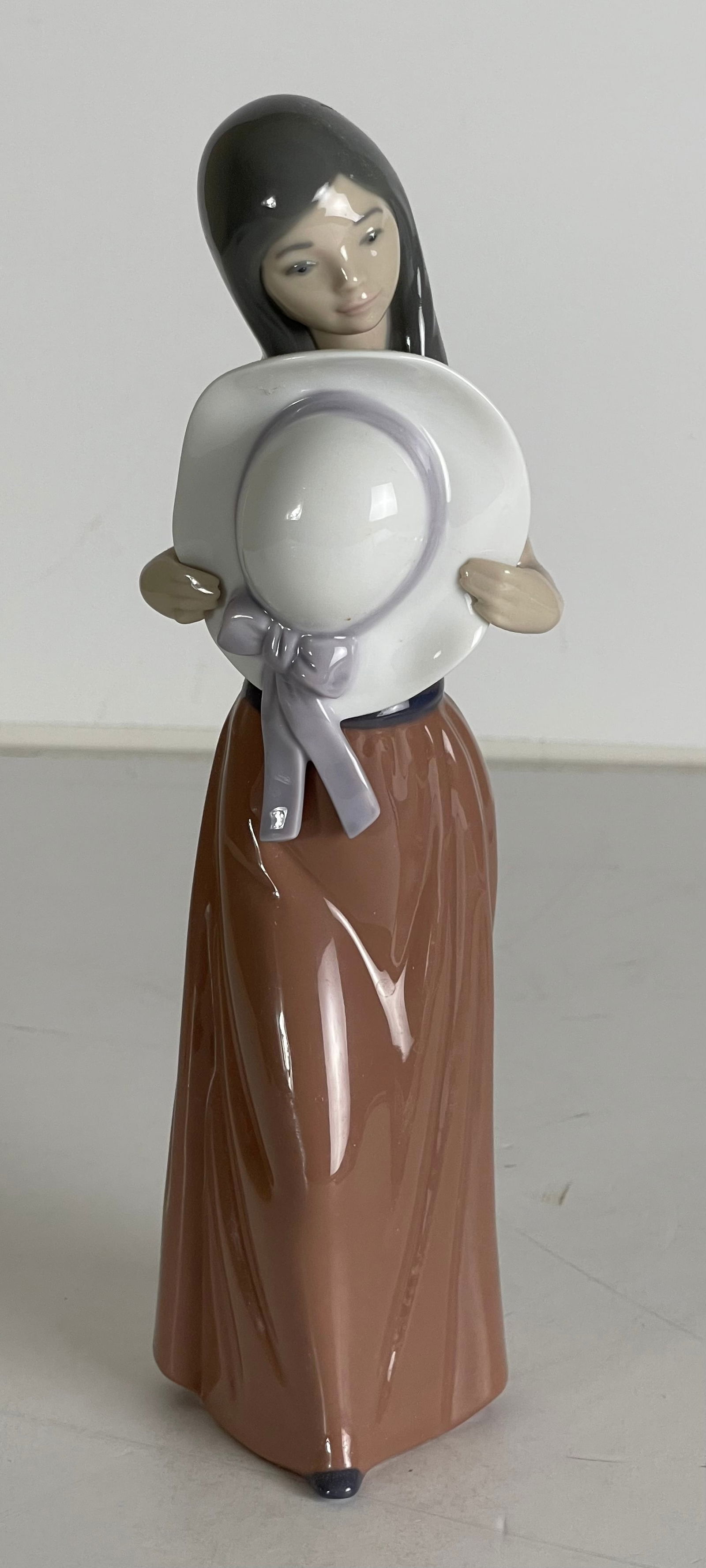 Lladro Porcelain Figurine, Bashful 5007. (1 of 5)