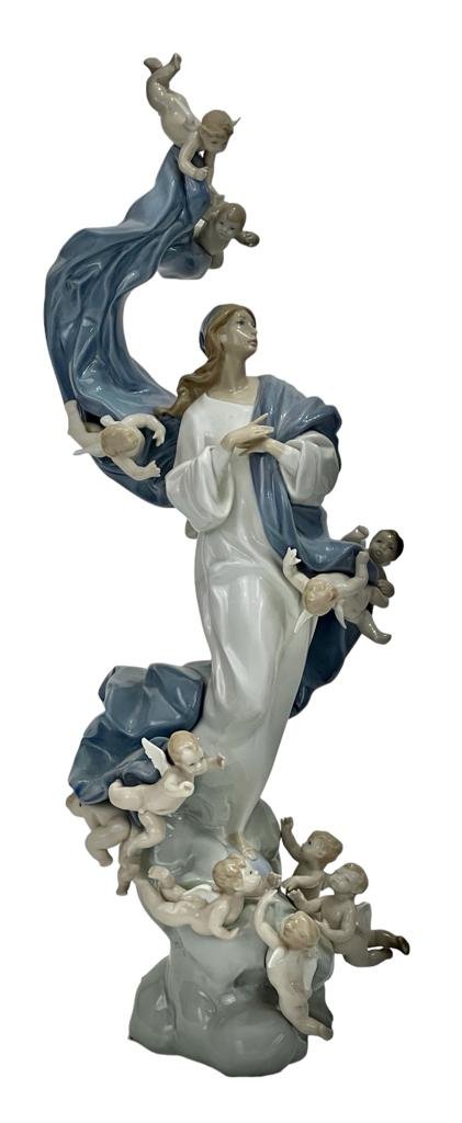 Lladro "Immaculate Virgin" Porcelain Grouping Ref. 1579 (Limited Edition 62/1000).: Lladro "Immaculate Virgin" Porcelain Grouping Ref. 1579 (Limited Edition 62/1000). Discover the Holy Virgin Immaculate Conception Porcelain Lladró 01001579, a masterpiece from the renowned Lladró br