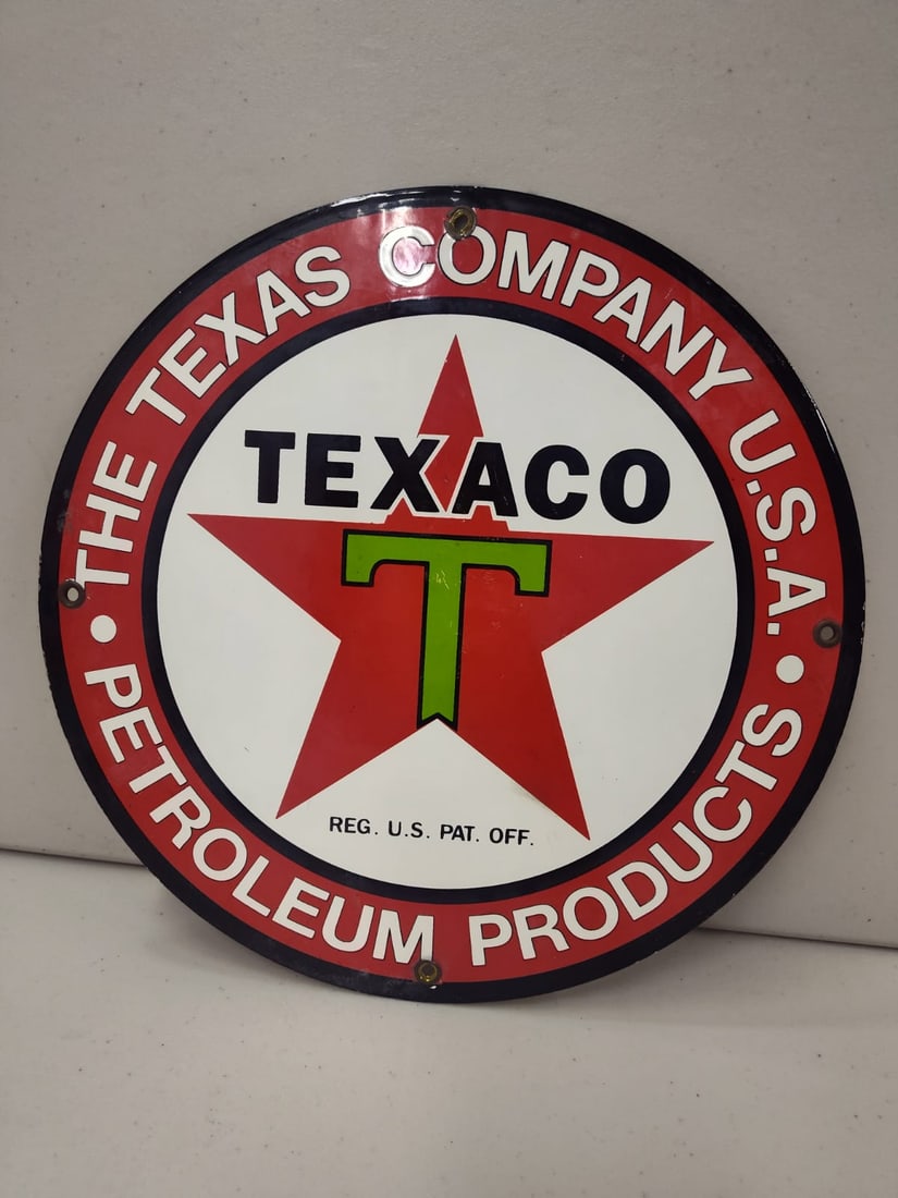 Porcelain Texaco Motor Oil Advertising Sign / Pump Plate.: Porcelain Advertising Sign / Pump Plate. Measures 11 3/4 inches in diameter. Please examine photos. We are unsure of age, selling as is. Recently out of a local private collection.