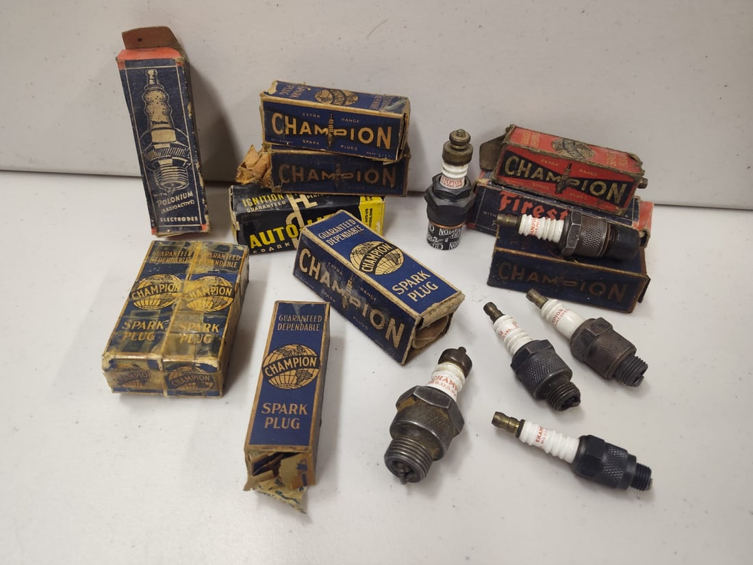 Lot of Assorted Vintage Sparkplugs & Boxes. (1 of 9)