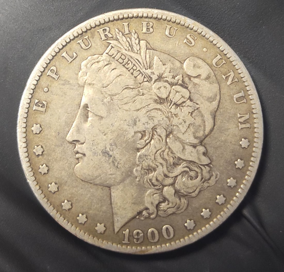 1900 O US Morgan Silver Dollar. (1 of 2)