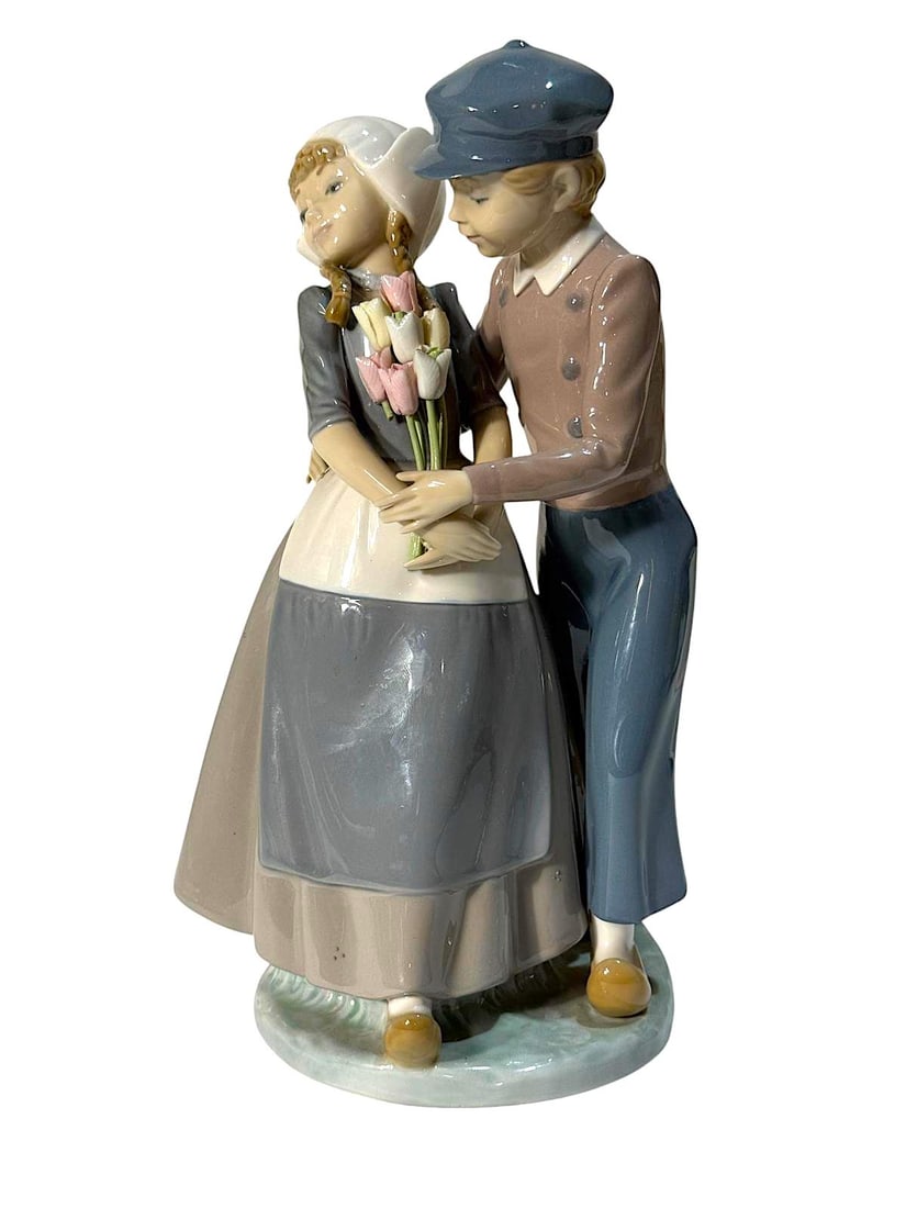 Dutch Couple with Tulips, Lladró 5124.: Lladro Collection, Dutch Couple with Tulips Lladró, porcelain with a glazed finish. Ref. 5124. Sculptor Francisco Catala. Measurements: 11" high x 6" wide (inches). In perfect state. With original se