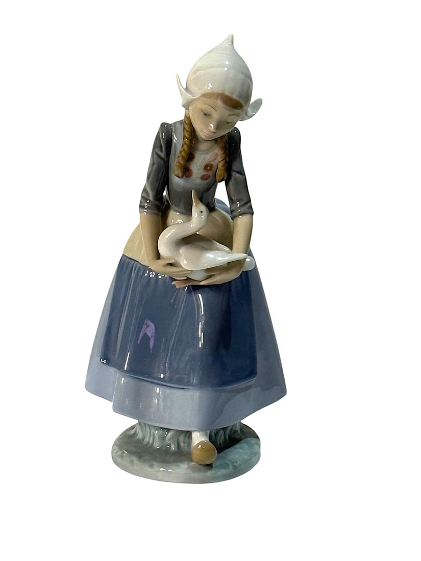 Dutch Girl with Duck, Lladró 5066.: Lladro Collection, Dutch Girl with Duck, Lladró, porcelain with a glazed finish. Ref. 5066. Sculptor Francisco Catala. Measurements: 10.25" high x 7" wide (inches). In perfect state. With original se