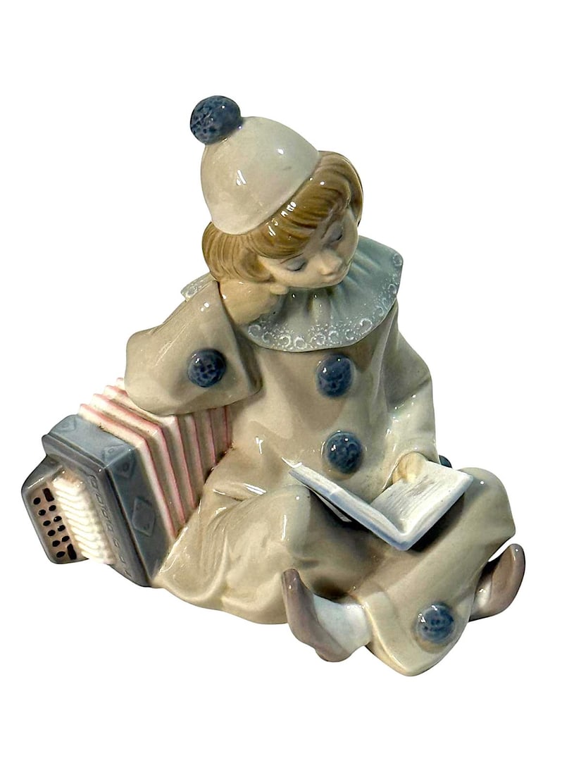 Girl with Accordion, Lladró 1178.: Lladro Collection, Girl with Accordion, Lladró, porcelain with a glazed finish. Ref. 1178. Sculptor Juan Huerta. Measurements: 6" high x 5.25" wide (inches). In perfect state. With original seal. Lim
