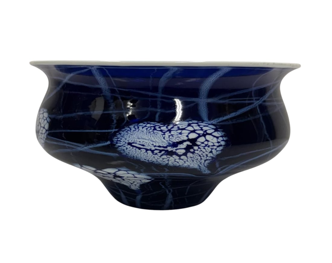 Beautiful Large American Studio Art Glass Bowl.: Beautiful Large American Studio Art Glass Bowl. Unsigned.Measures approximately: 4 3/4" x 8 1/2"..'