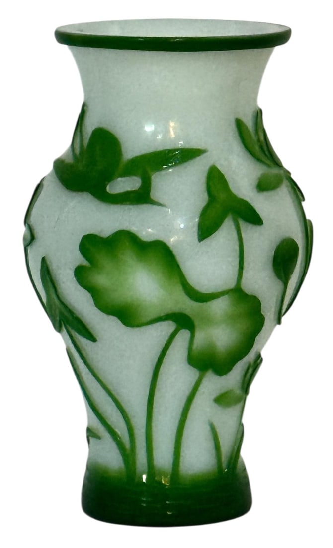 Antique Chinese Peking Glass Vase. (1 of 5)