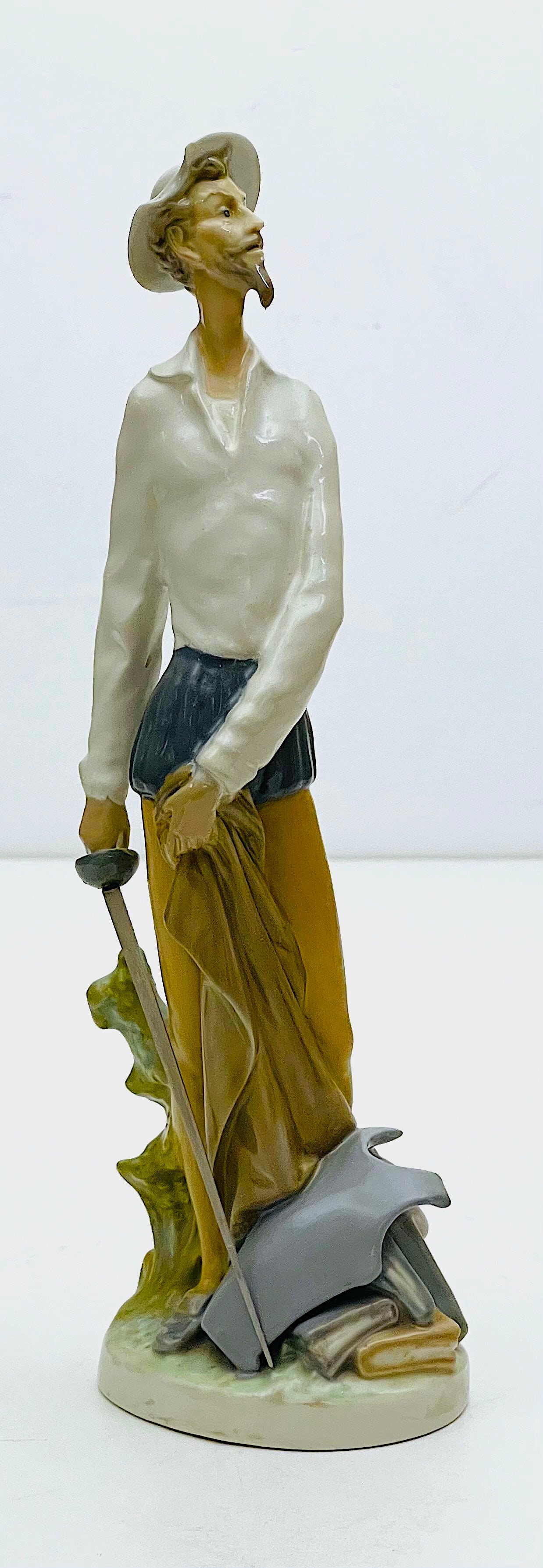 Quixote Standing Up, Lladró 4854.: Lladro Collection, Quixote standing tall Lladró, porcelain with a glazed finish. Ref. 4854. Sculptor Salvador Furio. Measurements: 11.75" high x 4" wide (inches). In perfect state. With original seal