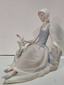 Shepherdess with Dove LLadro 4660.