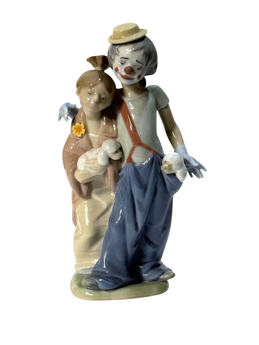 Pals Forever (New Friends), Lladró 7686.: Lladro Collection, New Friends, Lladró, porcelain with a glazed finish. Ref. 7686. Sculptor Juan Huerta. Measurements: 8.75" high x 5" wide (inches). In perfect state. With original seal. Limited ser