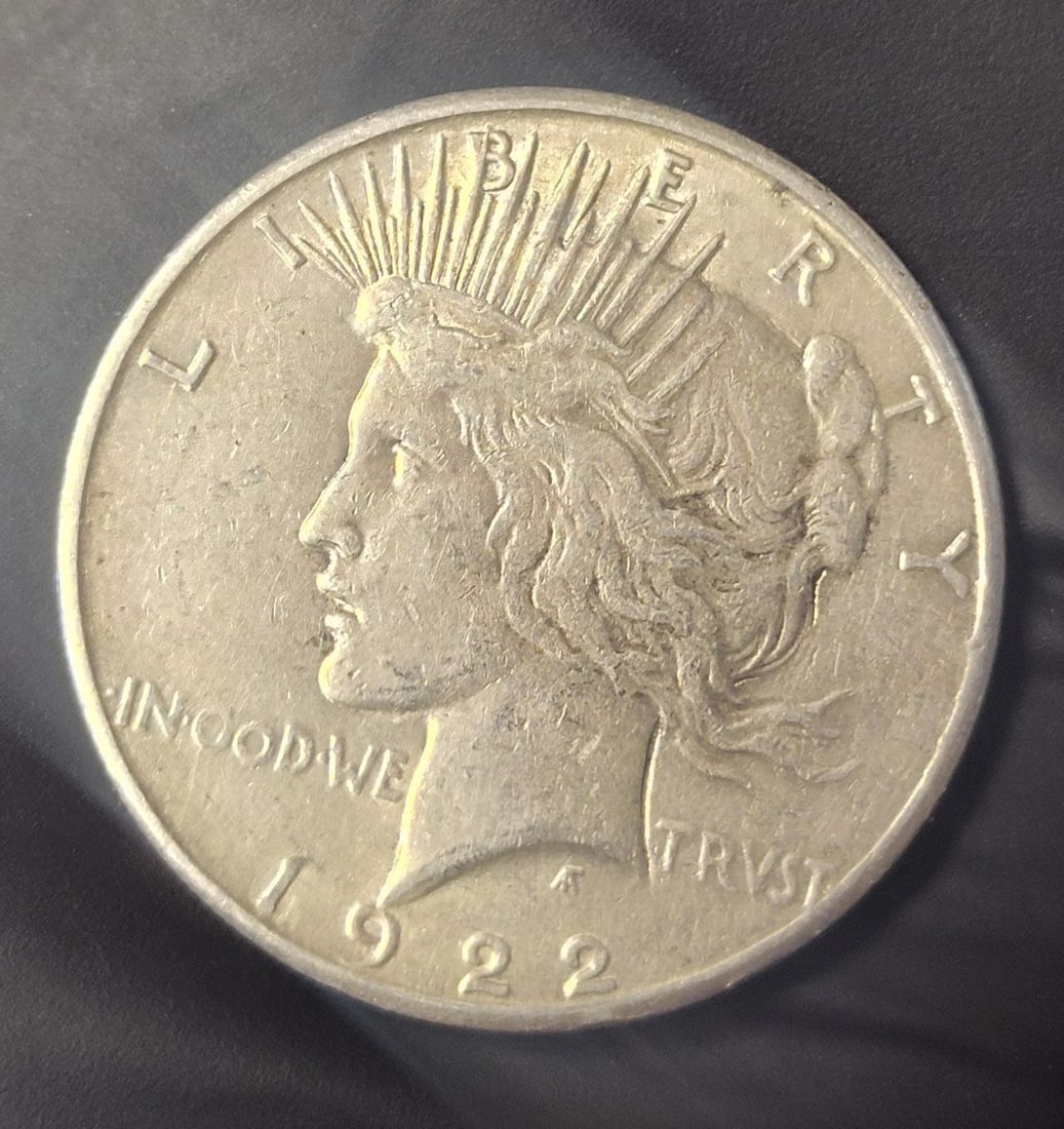 1922 S US Silver Peace Dollar. (1 of 2)
