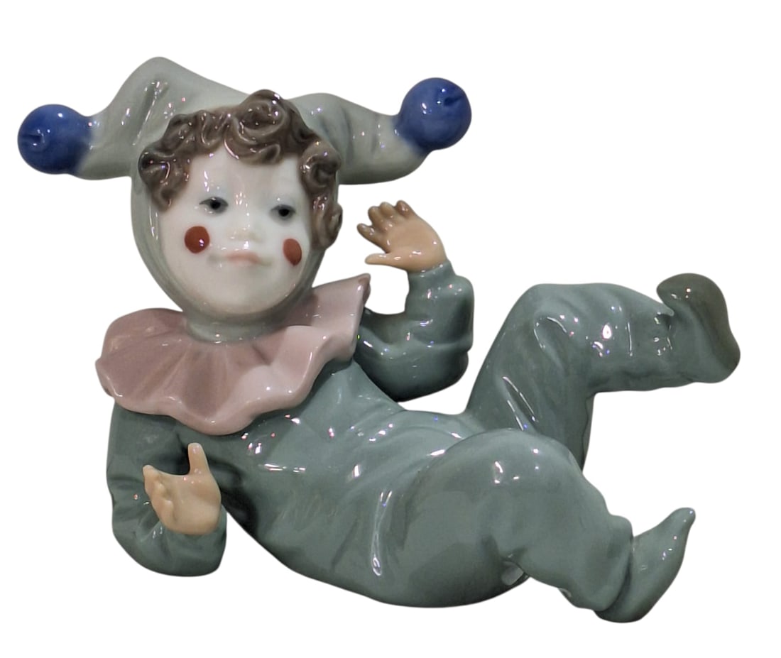Nao by Lladro Boy Jester Clown. 1066.: NAO by Lladro Collection, Nao by Lladro Boy Jester Clown, NAO, porcelain with a glazed finish. Ref. 1066. Sculptor Salvador Furió. Measurements: 3.50" high x 4.50" wide (inches). In perfect condition
