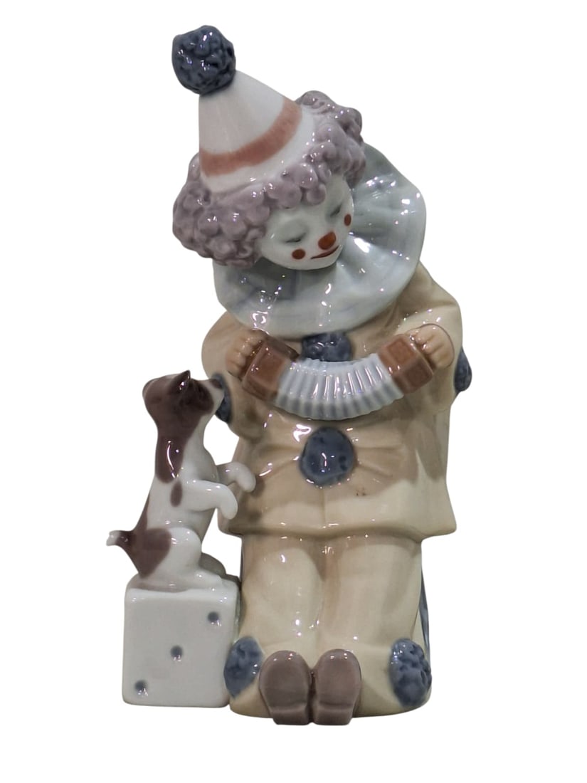 Pierrot with Concertina Lladró. 5279.: Lladro Collection, Nino Pierrot Con Perrito y Concertina, porcelain with a glazed finish. Ref. 5279. Sculptor José Puche. Measurements: 5.25" high x 3" wide (inches). In perfect condition. With origi