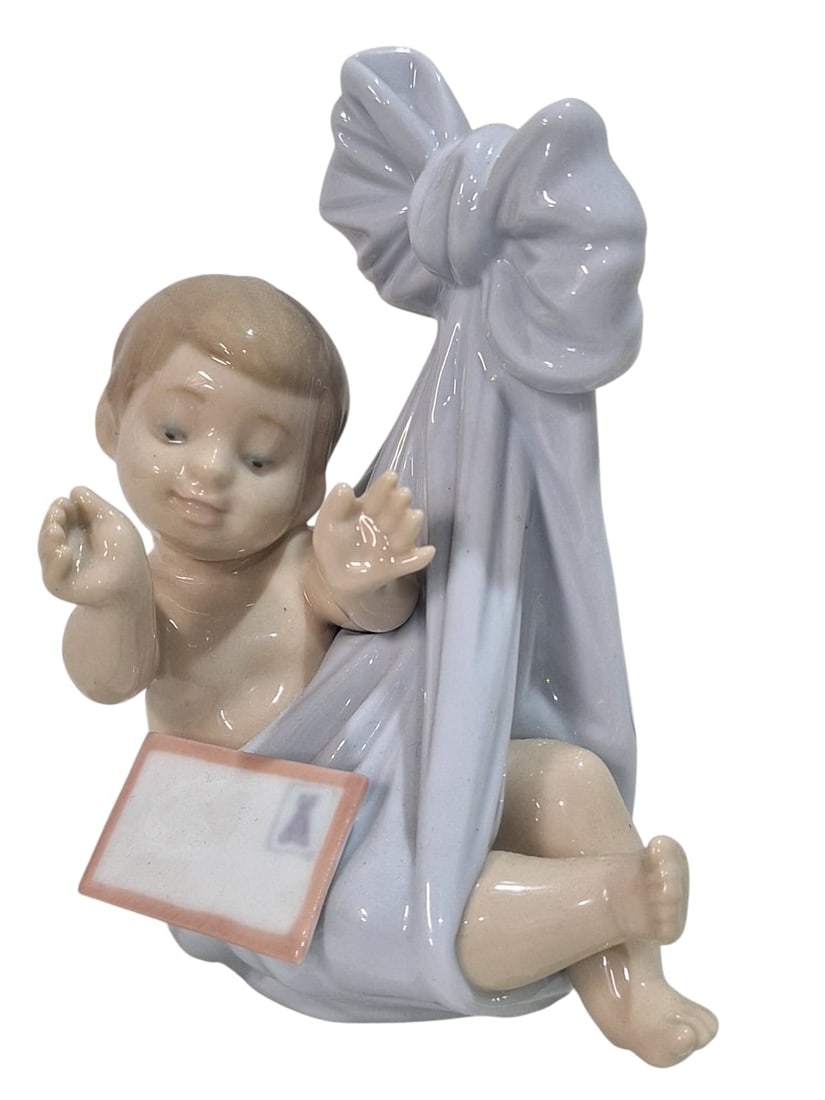 Heaven's Gift (Boy) Lladró. 6612.: Lladro Collection, Bebe Cariñoso, porcelain with a glazed finish. Ref. 6612. Sculptor Virginia Gonzalez. Measurements: 5.50" high x 4.25" wide inches. In perfect condition. With original sign. Limite