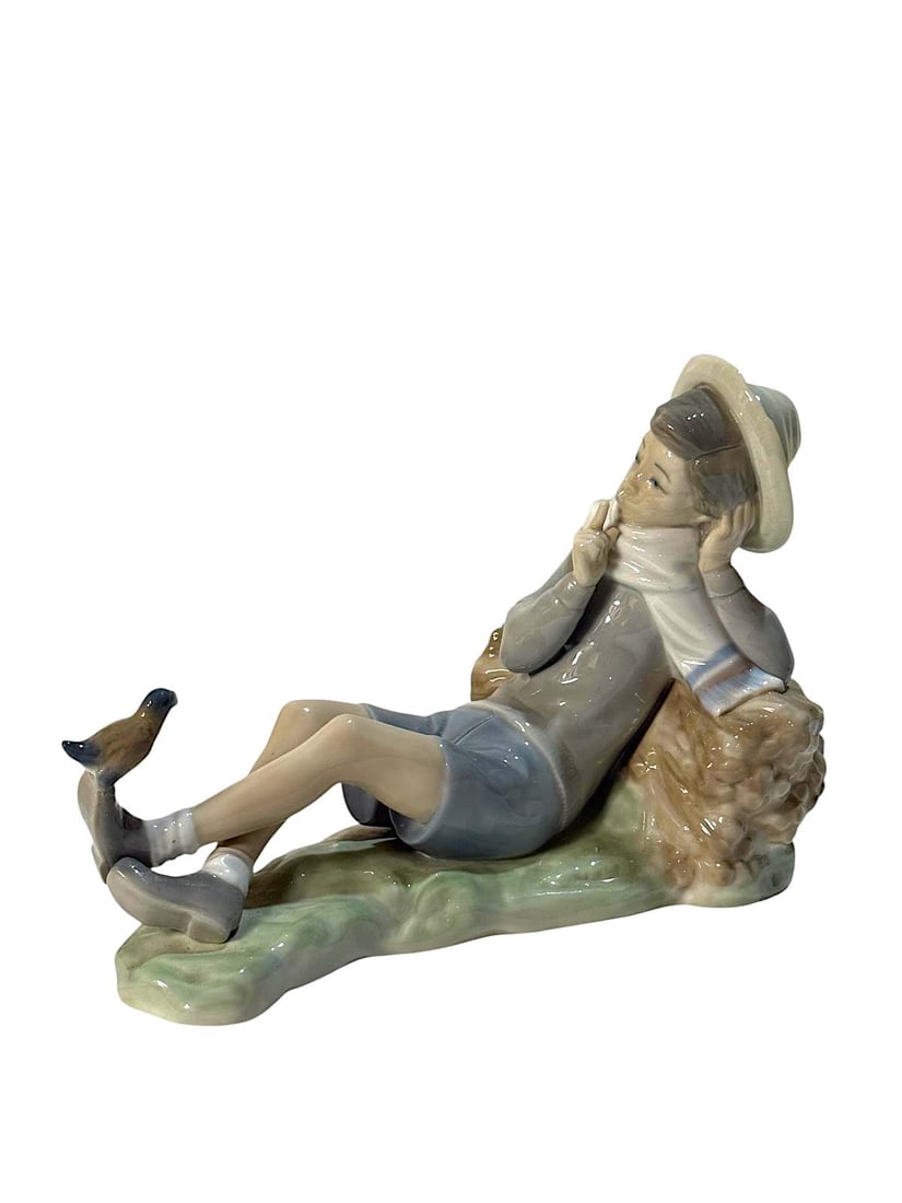 Shepherd with Bird, Lladró 4730.: Lladro Collection, Shepherd with Bird, Lladró, porcelain with a glazed finish. Ref. 4730. Sculptor Vicente Martinez. Measurements: 6" high x 8.75" wide (inches). In perfect state. With original seal.