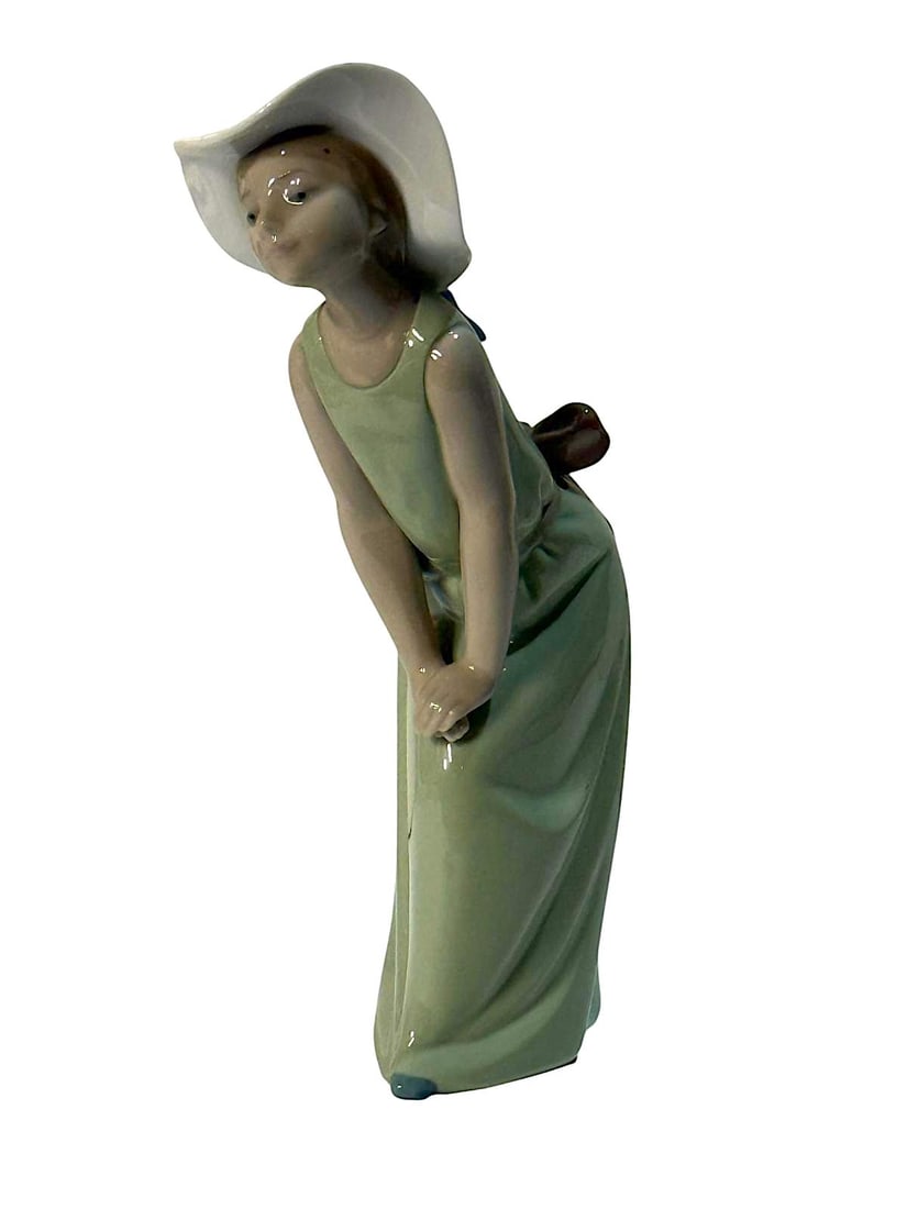 Curious (Girl with Pamela, Green Dress), Lladró 5009.: Lladro Collection, Girl with Pamela, Green Dress, Lladró, porcelain with a glazed finish. Ref. 5009. Sculptor Francisco Catala. Measurements: 9" high x 4.50" wide (inches). In perfect state. With ori