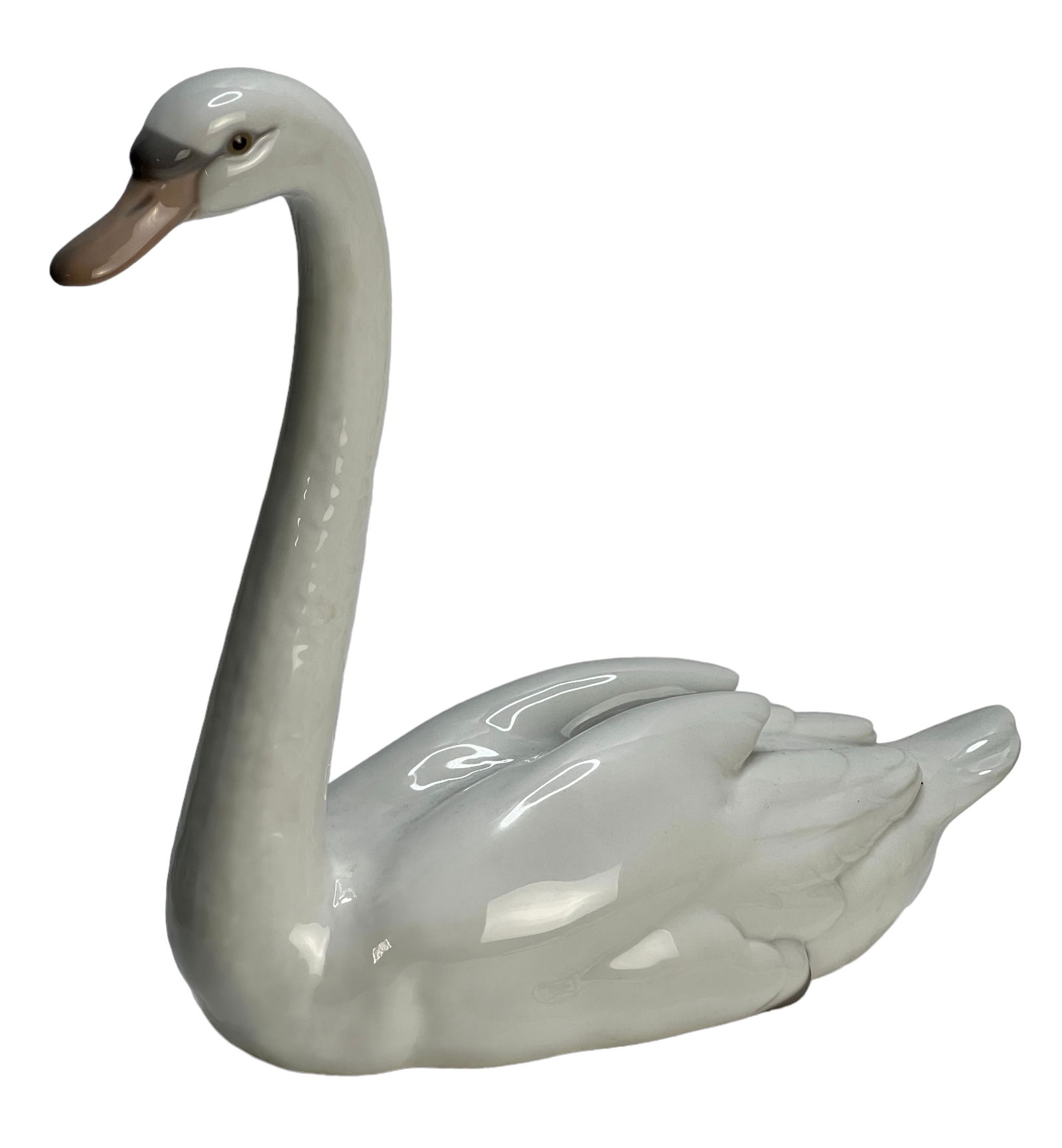 Graceful Swan, Lladró 5230.: Lladro Collection, Gallardo Swan Lladró, porcelain with a glazed finish. Ref. 5230. Sculptor Francisco Catala. Measurements: 8.75" high x 7.75" wide (inches). In perfect state. With original seal. Li