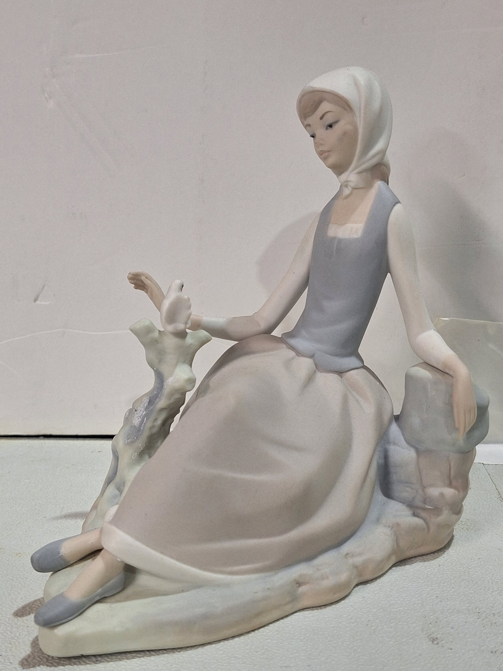 Shepherdess with Dove LLadro 4660.: A Lladró figurine from the "Maiden with Dove" collection, made of porcelain with a glazed finish. Ref. 4660. Sculptor: Vicente Martinez. Dimensions: 6.50" H x 6.50" W. In perfect condition. With orig