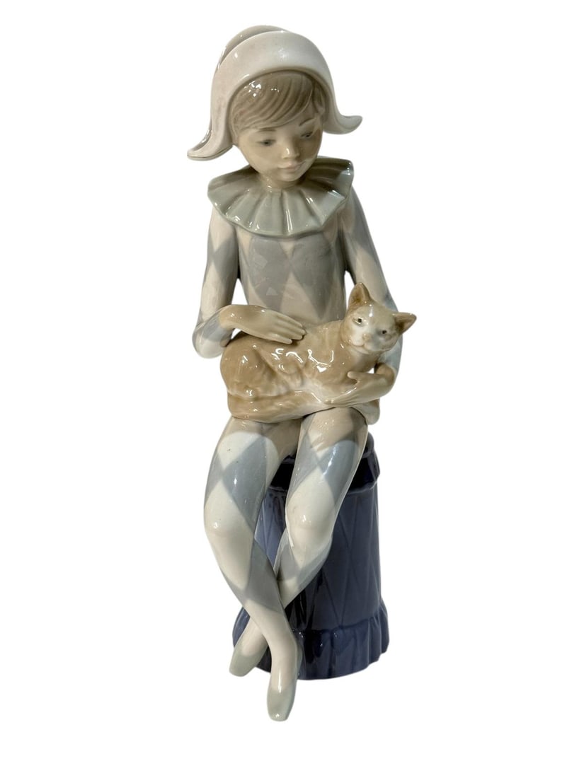 Harlequin with Cat, NAO by Lladró 0381.: NAO by Lladro Collection, Harlequin with Cat, NAO, porcelain with a glazed finish. Ref. 0381. Sculptor Juan Huerta. Measurements: 9" high x 3.75" wide (inches). In perfect state. With original seal. L