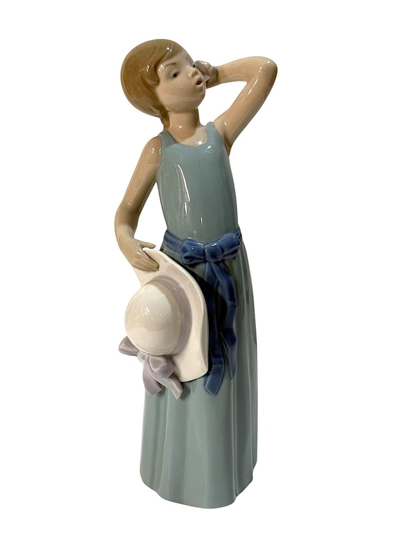 Prissy (Girl with Pamela, Green Dress), Lladró 5010.: Lladro Collection, Girl with Pamela, Blue Dress, Lladró, porcelain with a glazed finish. Ref. 5010. Sculptor Francisco Catala. Measurements: 9.75" high x 3.75" wide (inches). In perfect state. With o