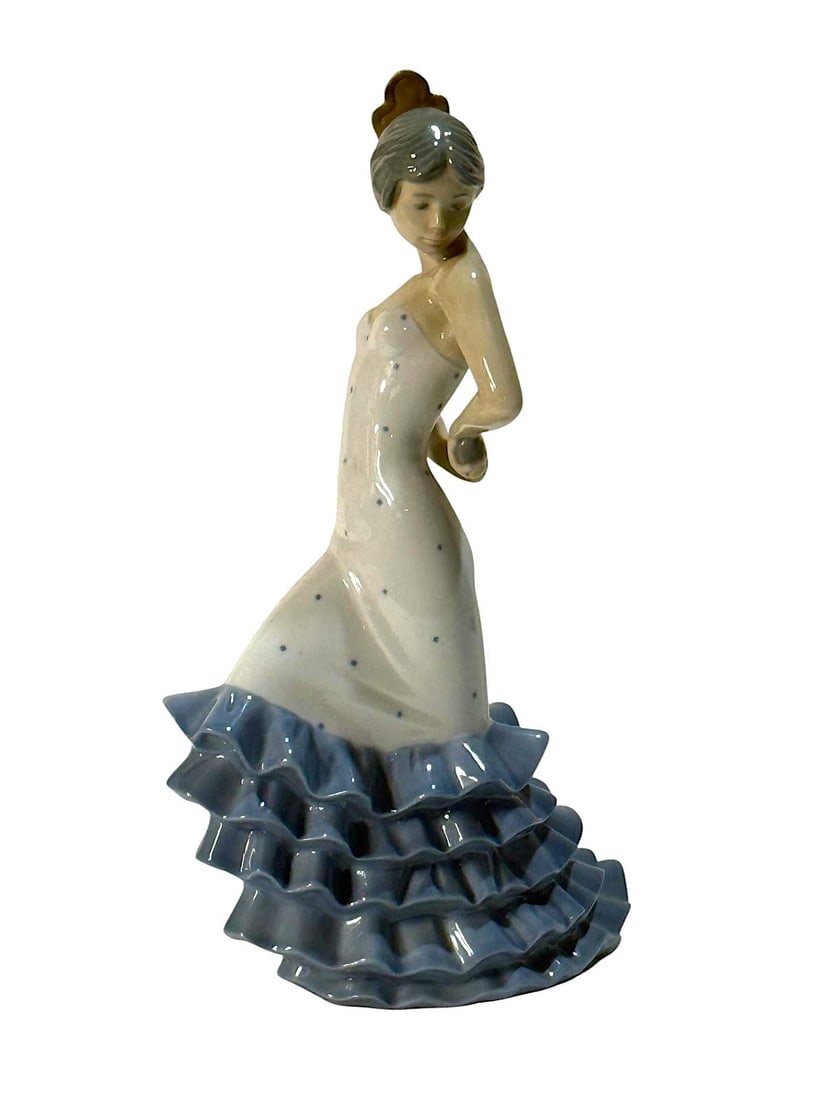 Flamenco Dancer, NAO by Lladró 0418.: NAO by Lladro Collection, Flamenco Dancer, NAO, porcelain with a glazed finish. Ref. 0418. Sculptor Francisco Catala. Measurements: 9.25" high x 5.50" wide (inches). In perfect state. With original se