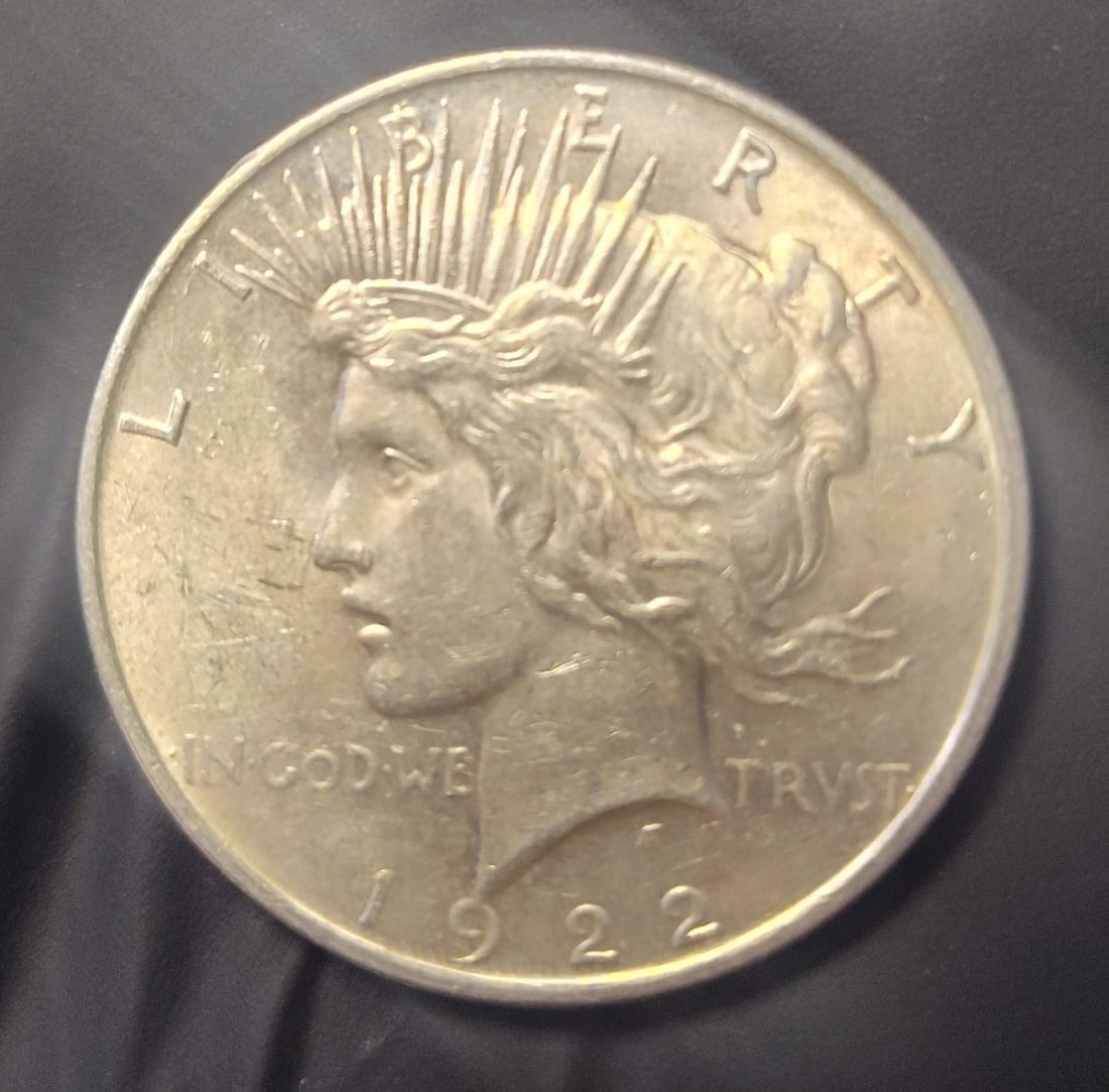 1922 US Silver Peace Dolla.: US Silver Dollar. Please use photos to help determine condition.