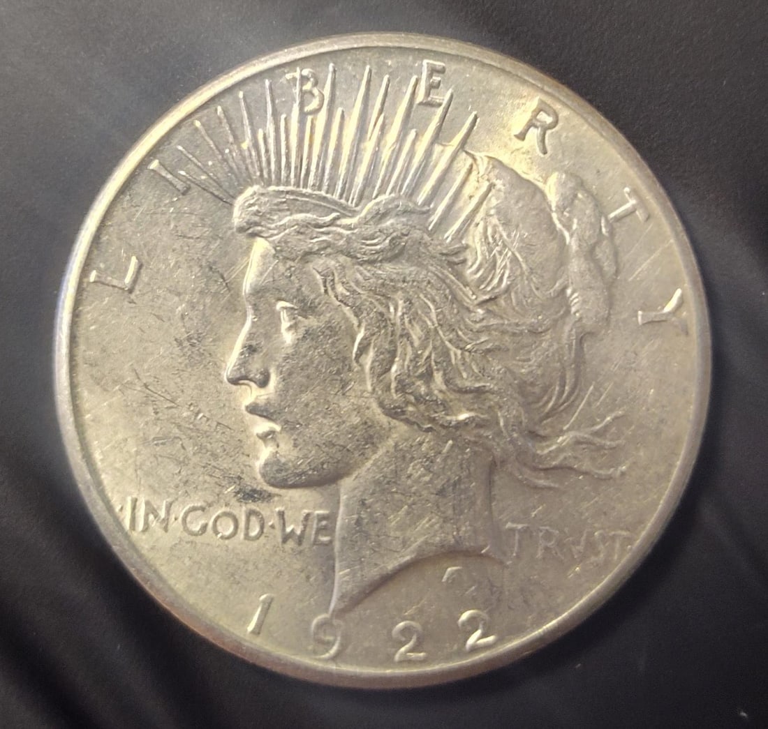 1922 S US Silver Peace Dollar.: US Silver Dollar. Please use photos to help determine condition.