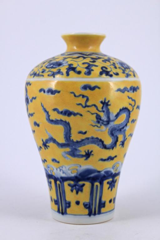 Yellow&Blue Dragon Porcelain Vase Ming Mark (1 of 5)