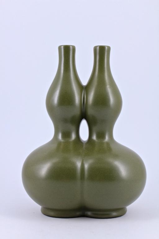 Tea Leaf Green Double Gourd Vase Qing Mark (1 of 6)