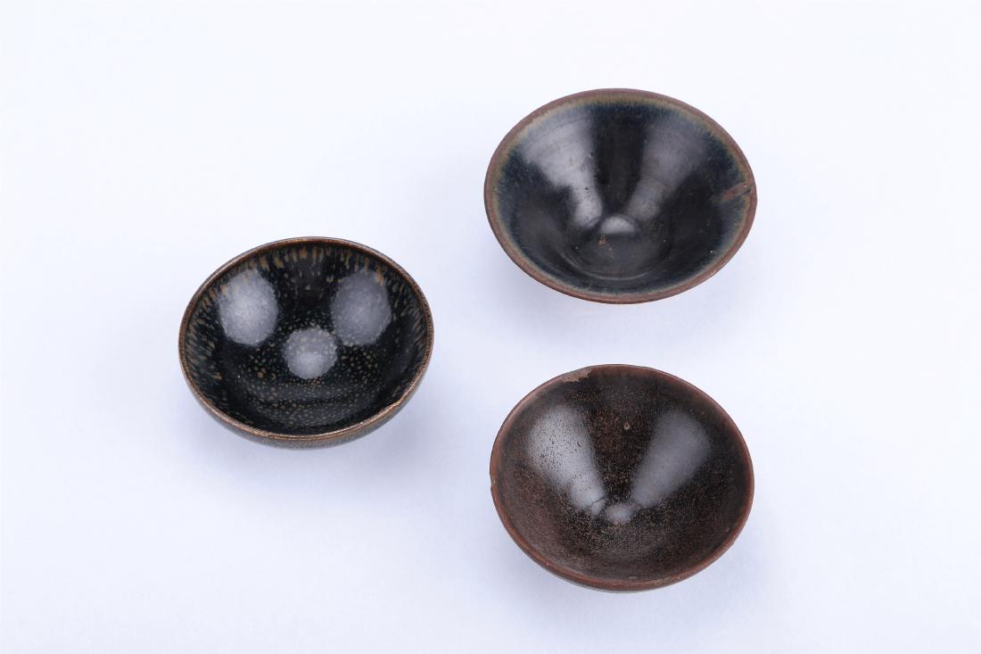 A SET OF THREE CHINESE PORCELAIN CUPS (1 of 8)